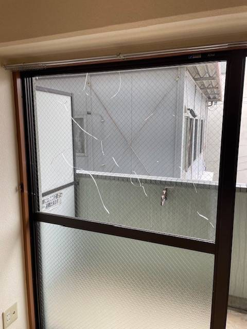 広島ガラス建材トーヨー住器のガラス割替の施工前の写真1