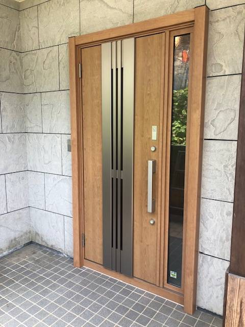 広島ガラス建材トーヨー住器のリシェント玄関ドア取替の施工後の写真1