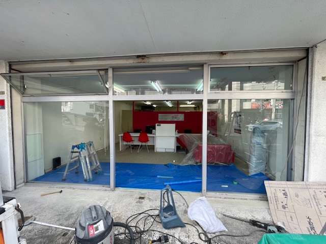 広島ガラス建材トーヨー住器の店舗入口　取替工事を行いましたの施工後の写真1