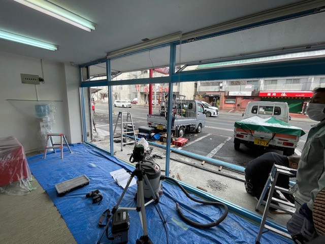 広島ガラス建材トーヨー住器の店舗入口　取替工事を行いましたの施工後の写真2