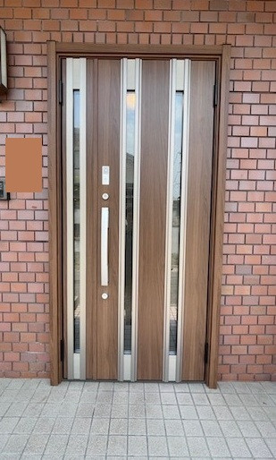 広島ガラス建材トーヨー住器のリシェント玄関ドア　FamiLockで快適にの施工後の写真1