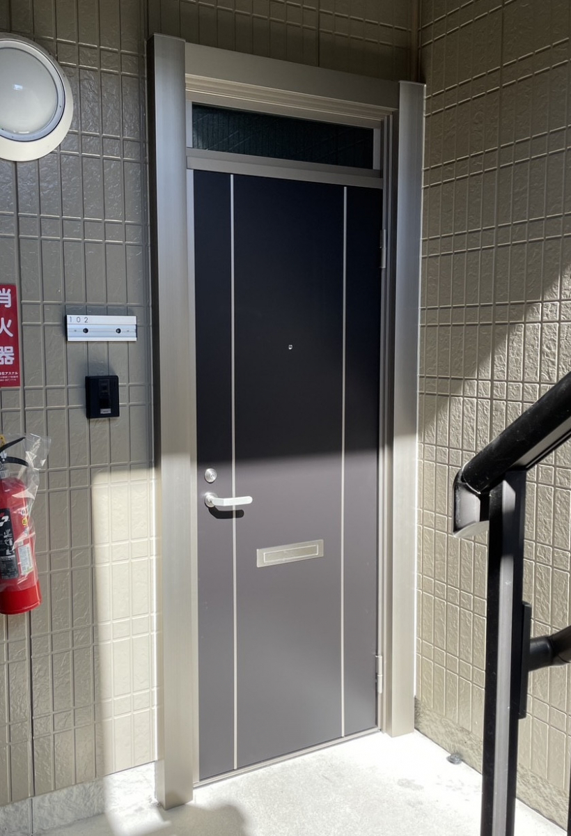 広島ガラス建材トーヨー住器のアパートドアもカバー工法で取替できます　リシェントアパートドアの施工後の写真1