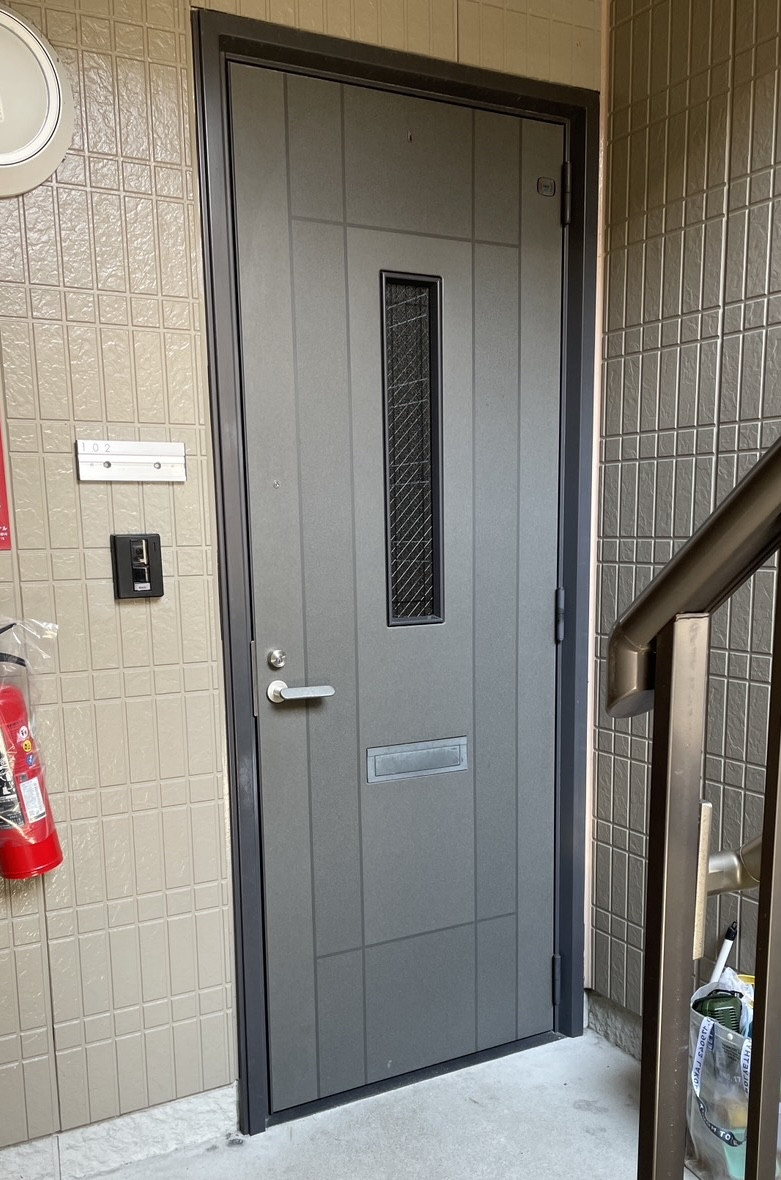 広島ガラス建材トーヨー住器のアパートドアもカバー工法で取替できます　リシェントアパートドアの施工前の写真1