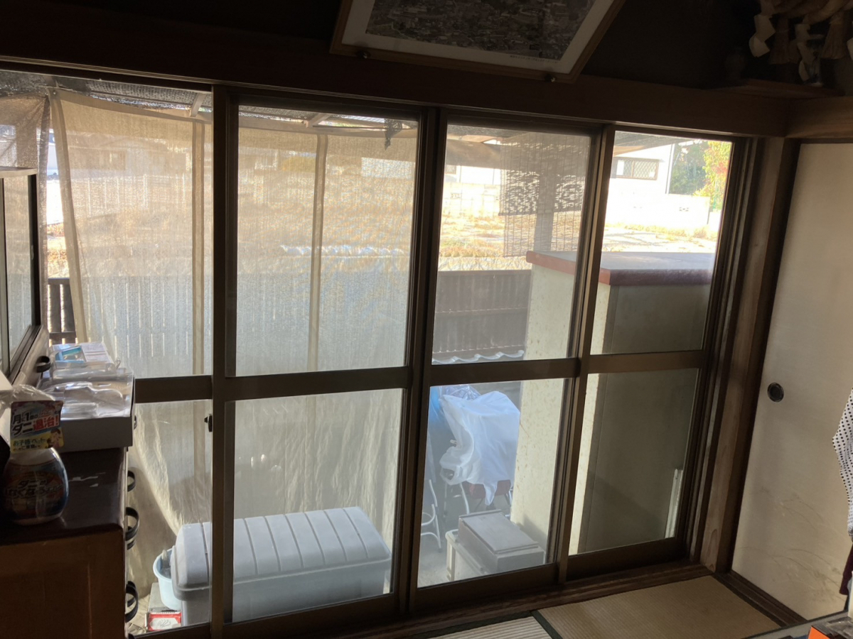 広島ガラス建材トーヨー住器の大きな掃き出し窓にインプラス取付工事の施工前の写真1