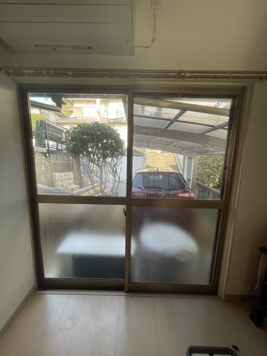 広島ガラス建材トーヨー住器のカバー工法のリプラスで窓交換の施工前の写真1