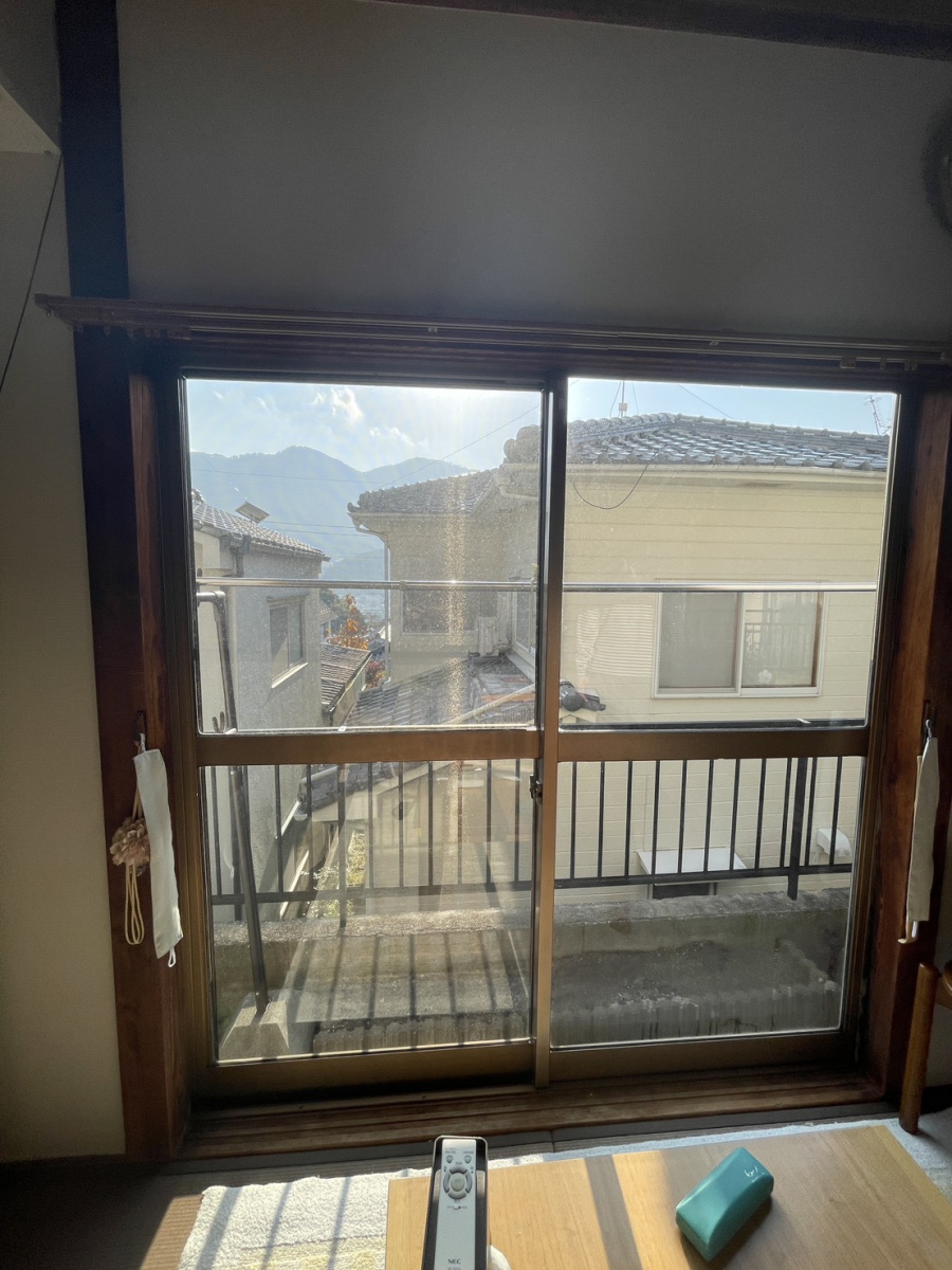 広島ガラス建材トーヨー住器のカバー工法のリプラスで窓交換の施工前の写真2