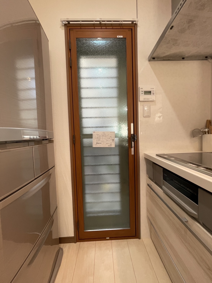 広島ガラス建材トーヨー住器の勝手口ドアにも　インプラスの施工後の写真1