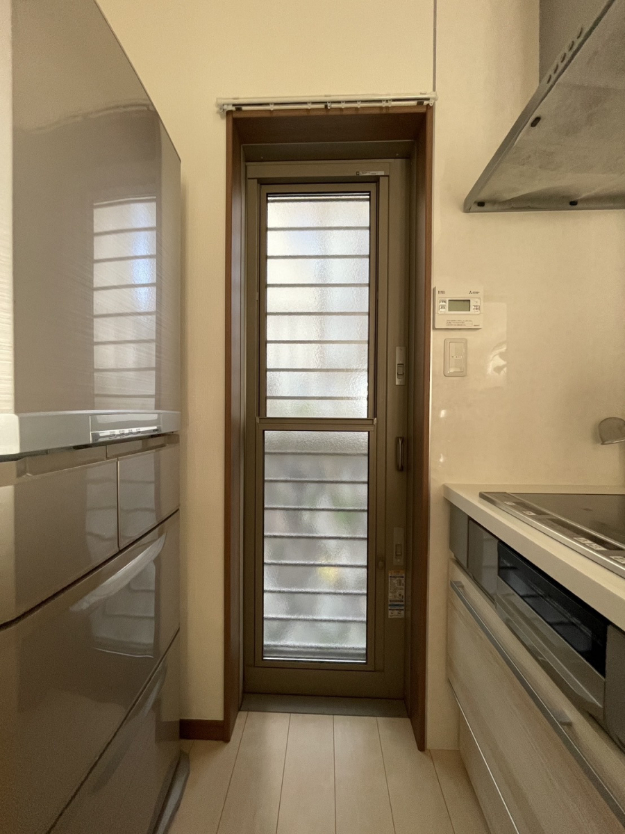 広島ガラス建材トーヨー住器の勝手口ドアにも　インプラスの施工前の写真1