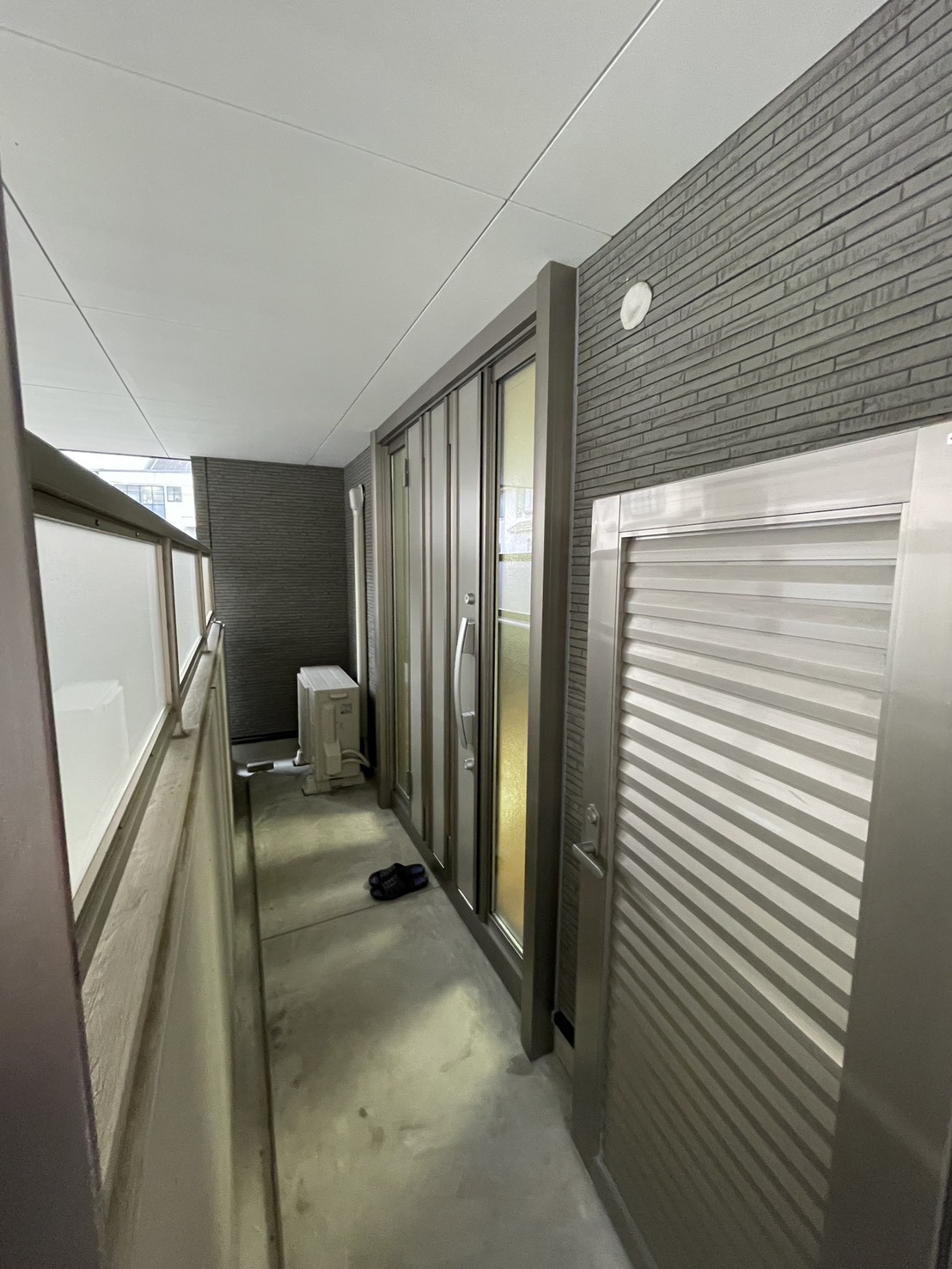 広島ガラス建材トーヨー住器の引違い窓を玄関に　リシェント玄関ドアの施工後の写真2