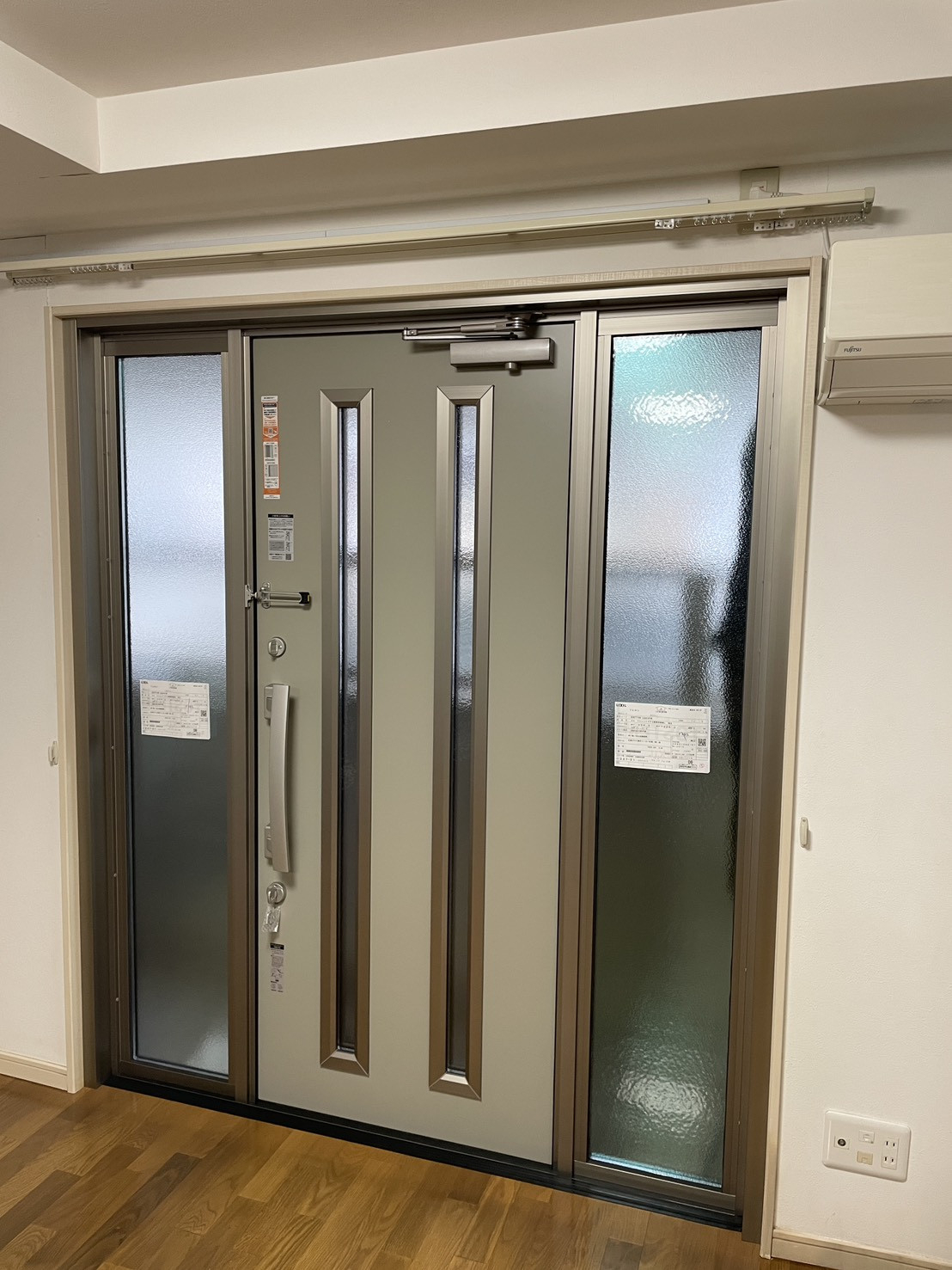 広島ガラス建材トーヨー住器の引違い窓を玄関に　リシェント玄関ドアの施工後の写真3