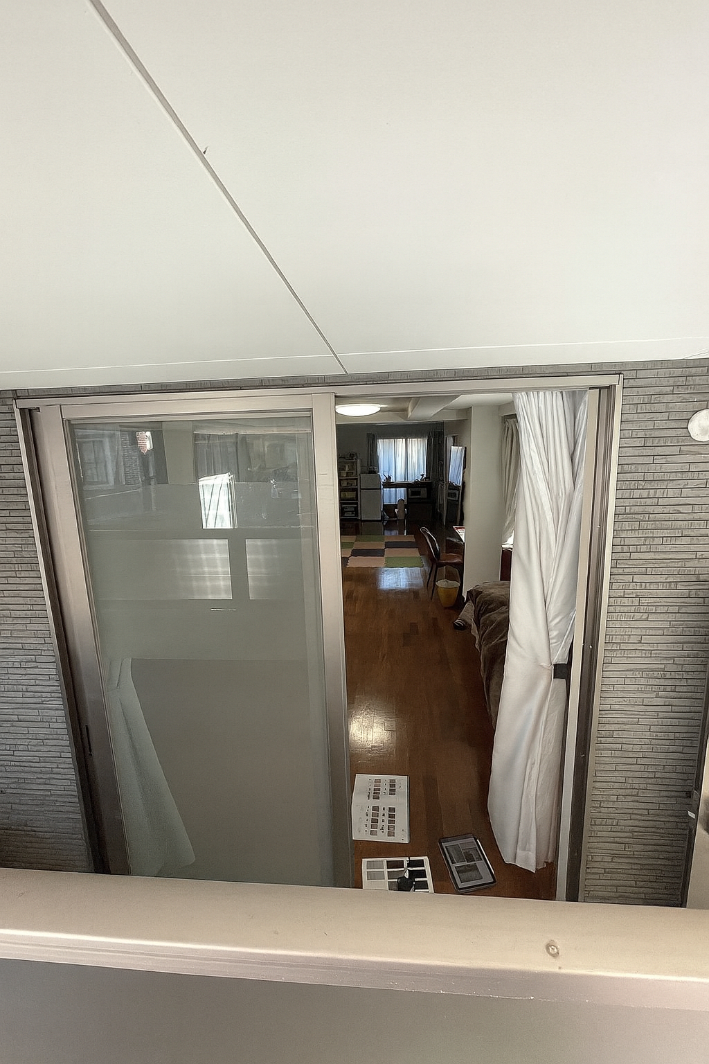 広島ガラス建材トーヨー住器の引違い窓を玄関に　リシェント玄関ドアの施工前の写真1