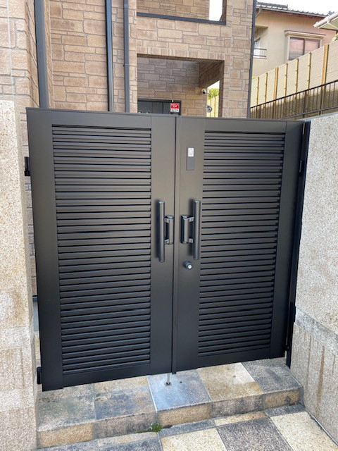 広島ガラス建材トーヨー住器の開き門扉AB取替工事の施工後の写真1