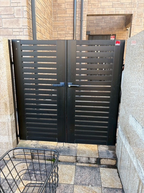 広島ガラス建材トーヨー住器の開き門扉AB取替工事の施工前の写真1