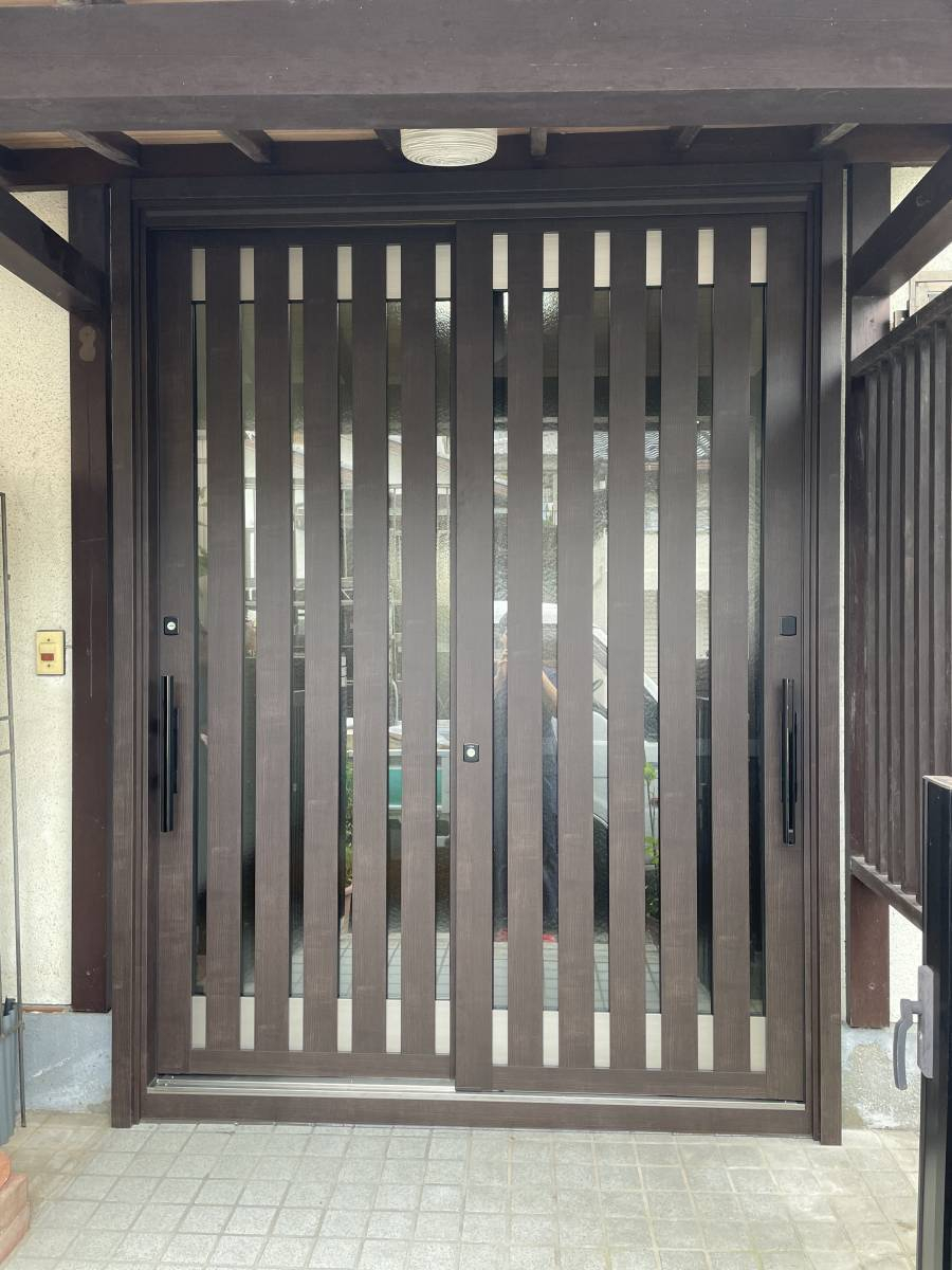 広島ガラス建材トーヨー住器の１dayリフォーム　玄関引戸　リシェント引戸の施工後の写真1