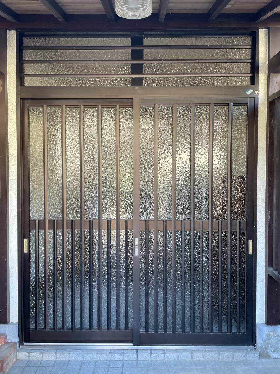 広島ガラス建材トーヨー住器の１dayリフォーム　玄関引戸　リシェント引戸の施工前の写真1