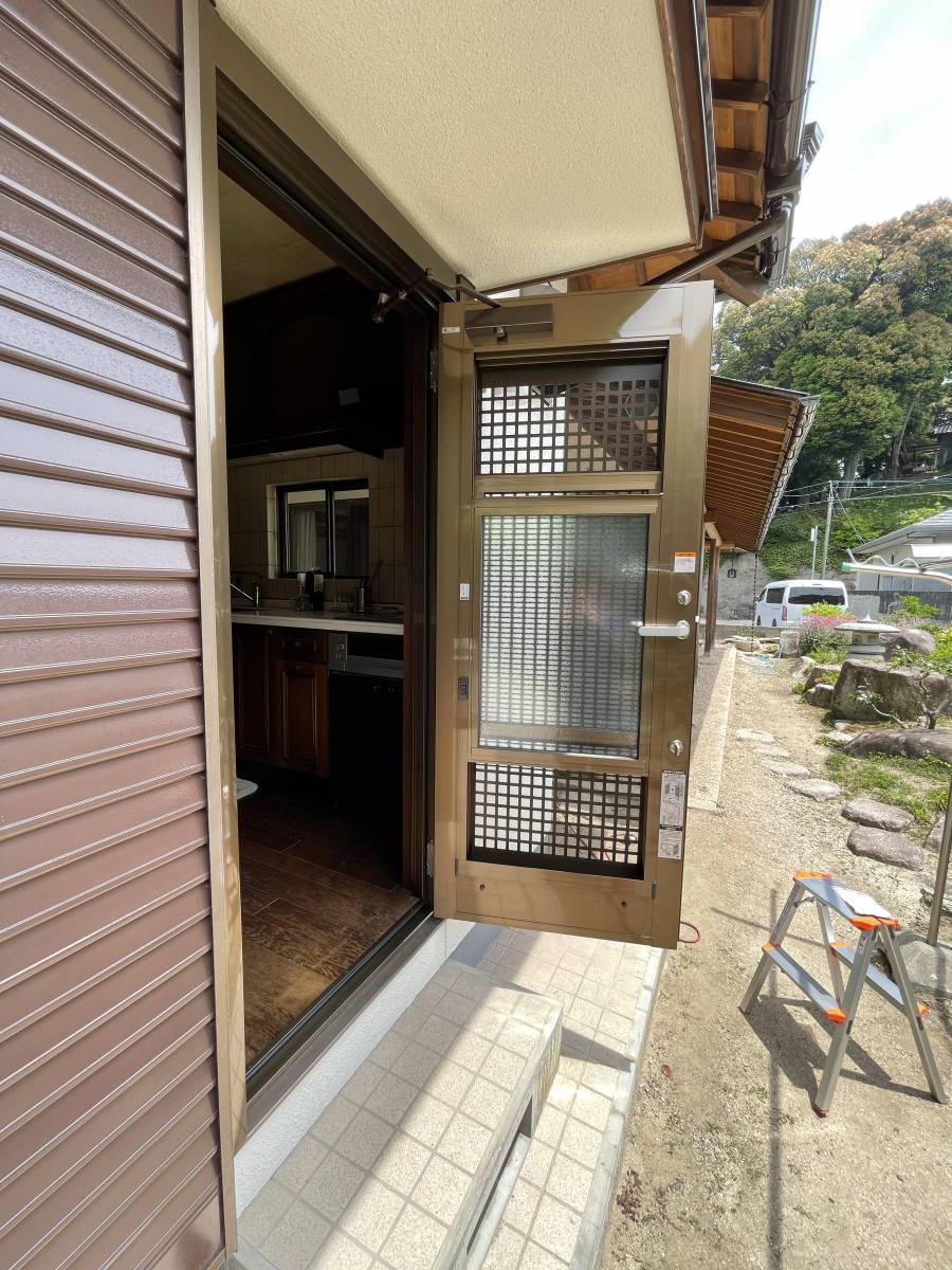 広島ガラス建材トーヨー住器の1dayリフォーム　リシェント　勝手口ドアの施工後の写真2