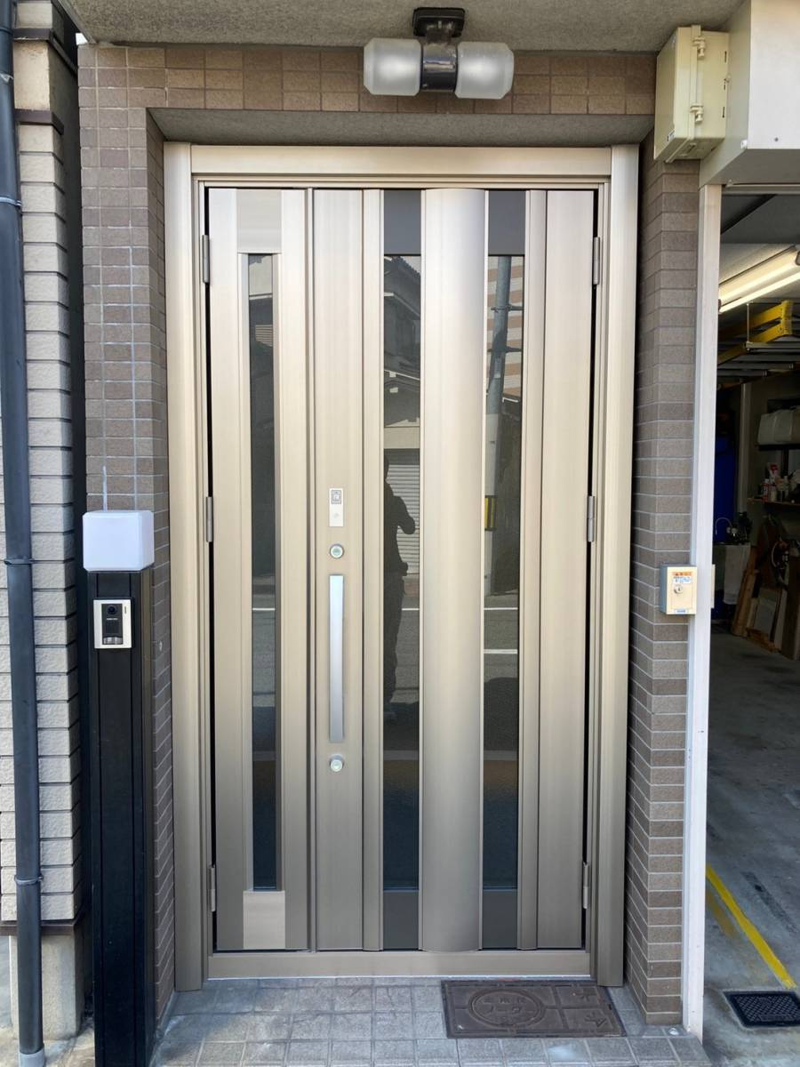 ECO plus so-yu-のシャープな雰囲気の玄関ドアに取替（カザスプラスを採用）の施工後の写真1