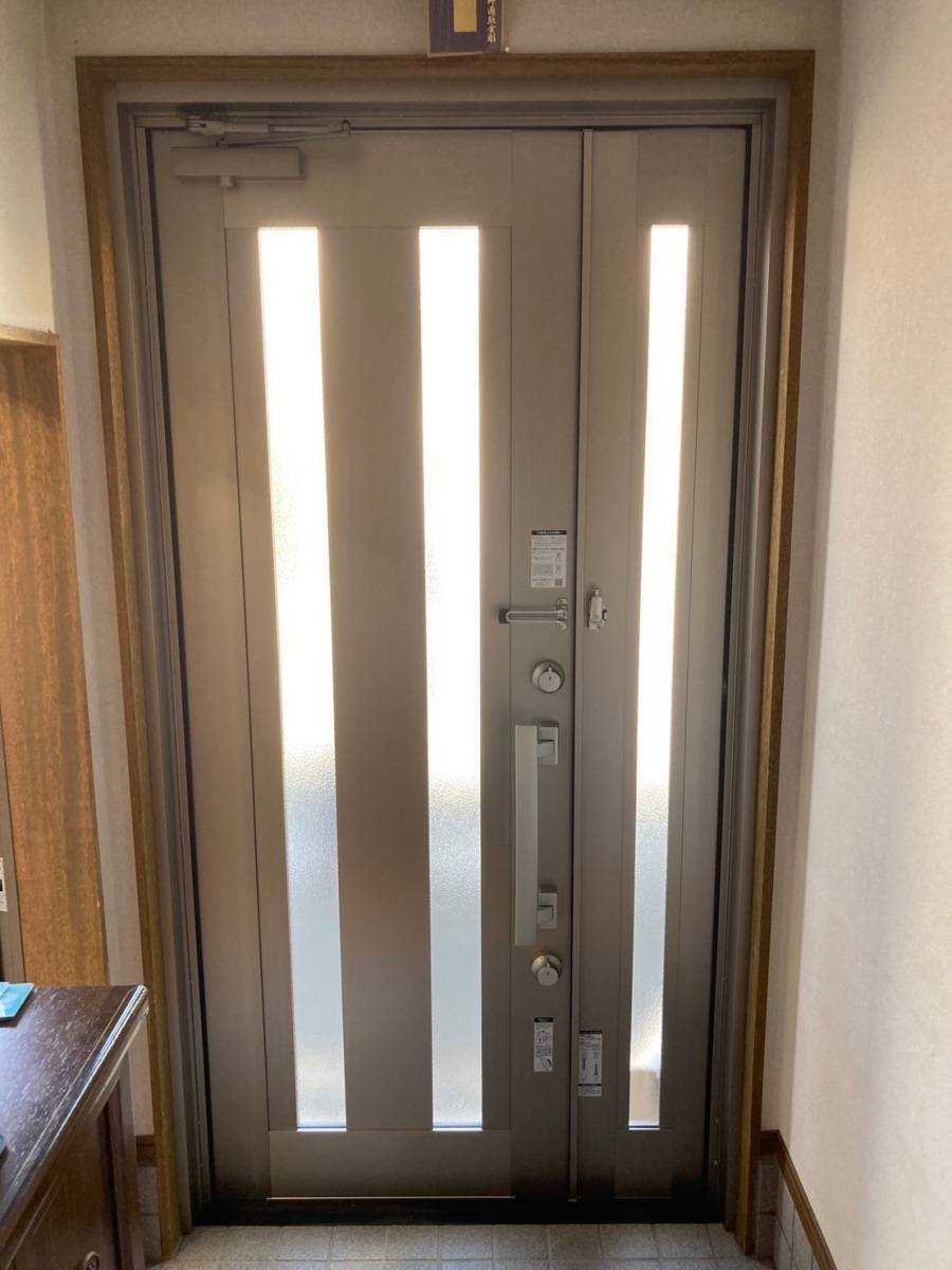 ECO plus so-yu-のシャープな雰囲気の玄関ドアに取替（カザスプラスを採用）の施工後の写真2