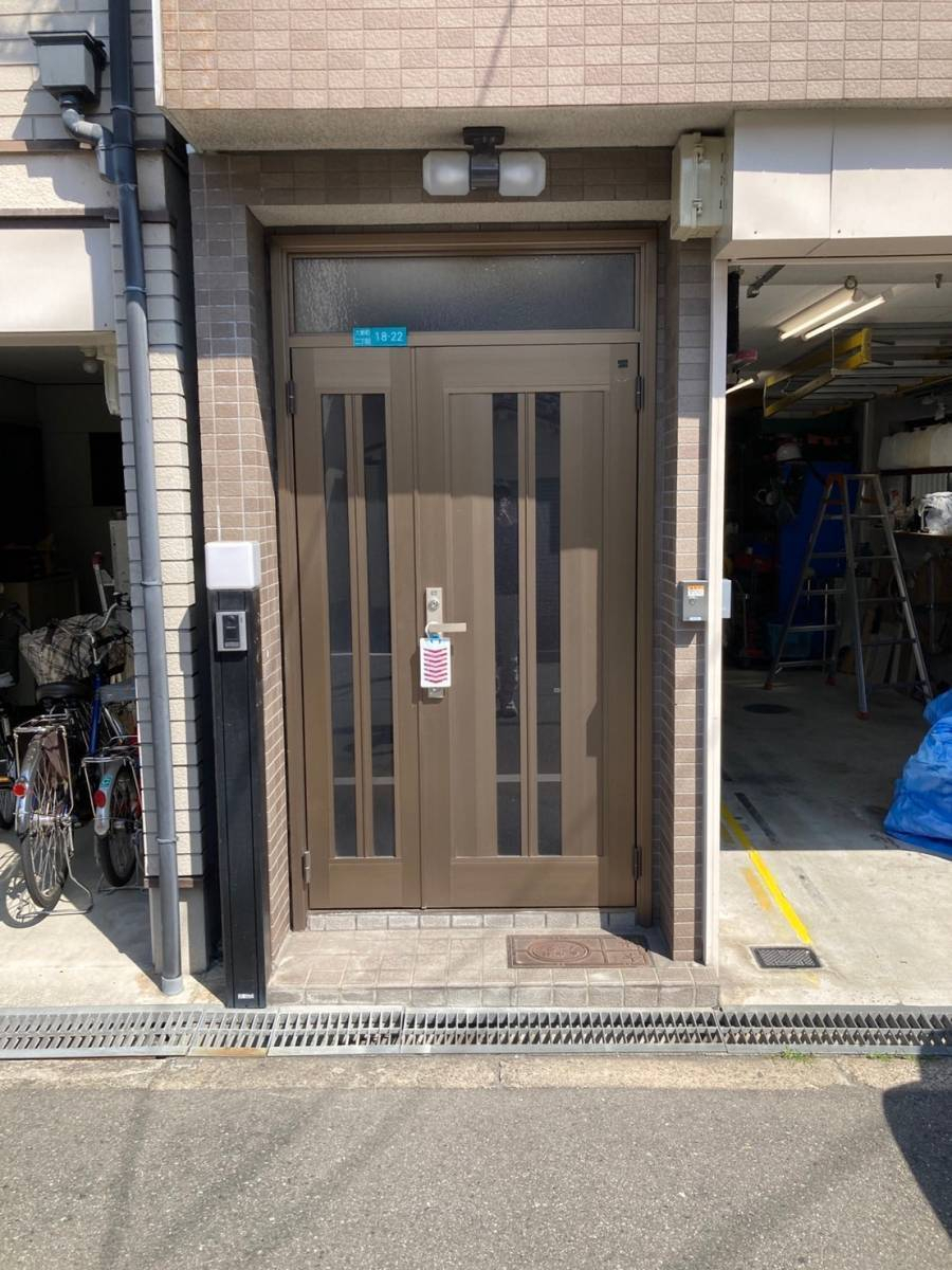 ECO plus so-yu-のシャープな雰囲気の玄関ドアに取替（カザスプラスを採用）の施工前の写真1