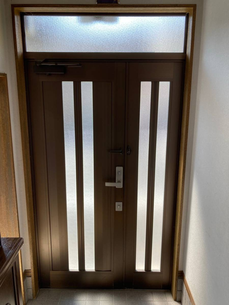 ECO plus so-yu-のシャープな雰囲気の玄関ドアに取替（カザスプラスを採用）の施工前の写真2