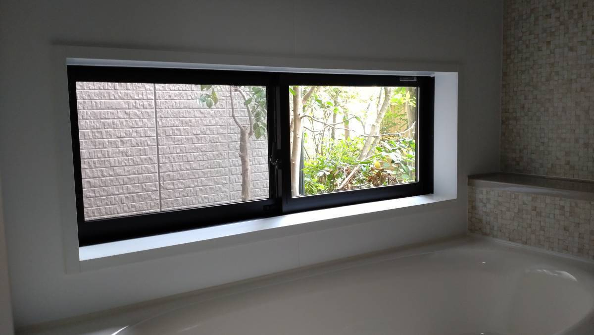 ECO plus so-yu-の浴室窓 カバー工法で取替　片引き窓 → 引違窓＋FIX窓に！の施工後の写真1