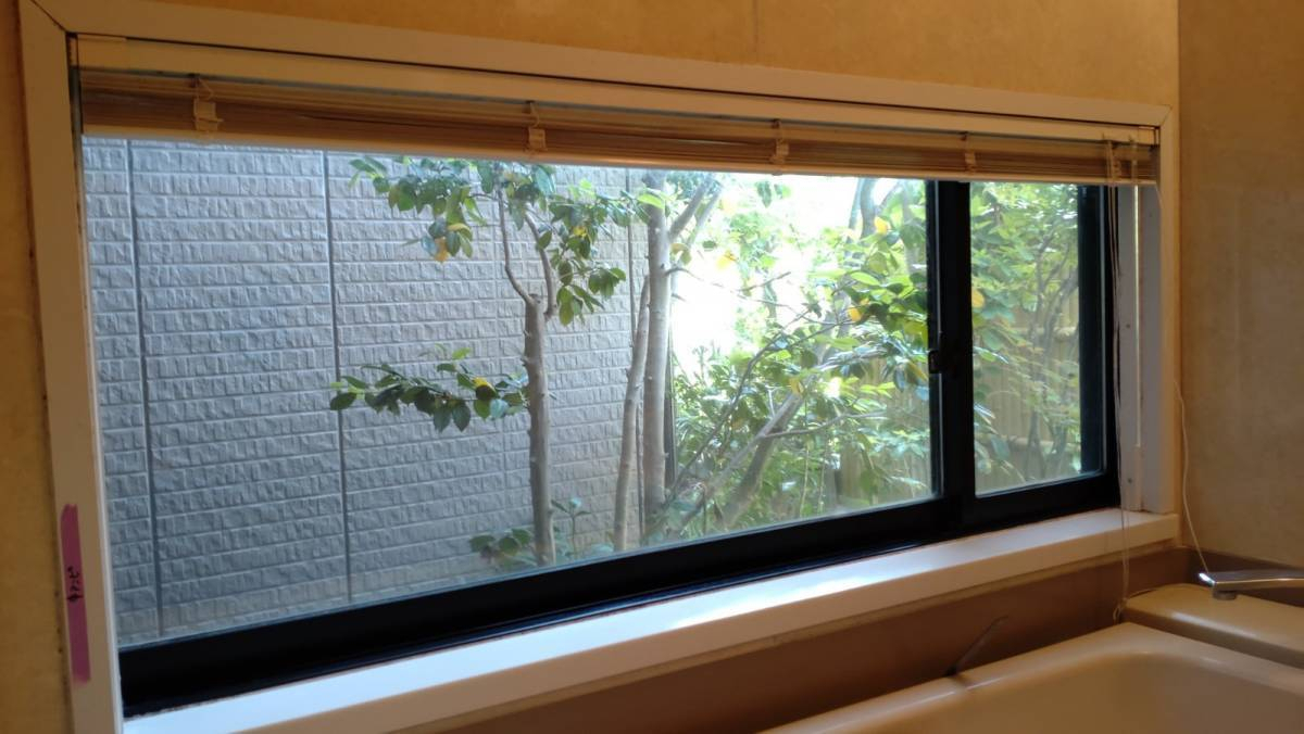 ECO plus so-yu-の浴室窓 カバー工法で取替　片引き窓 → 引違窓＋FIX窓に！の施工前の写真2