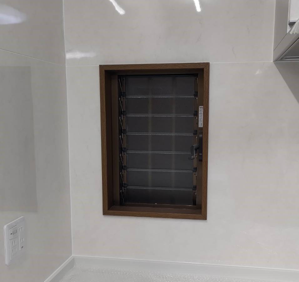 ECO plus so-yu-のキッチンと洗面室に内窓設置　すきま風をシャットダウン！の施工前の写真2