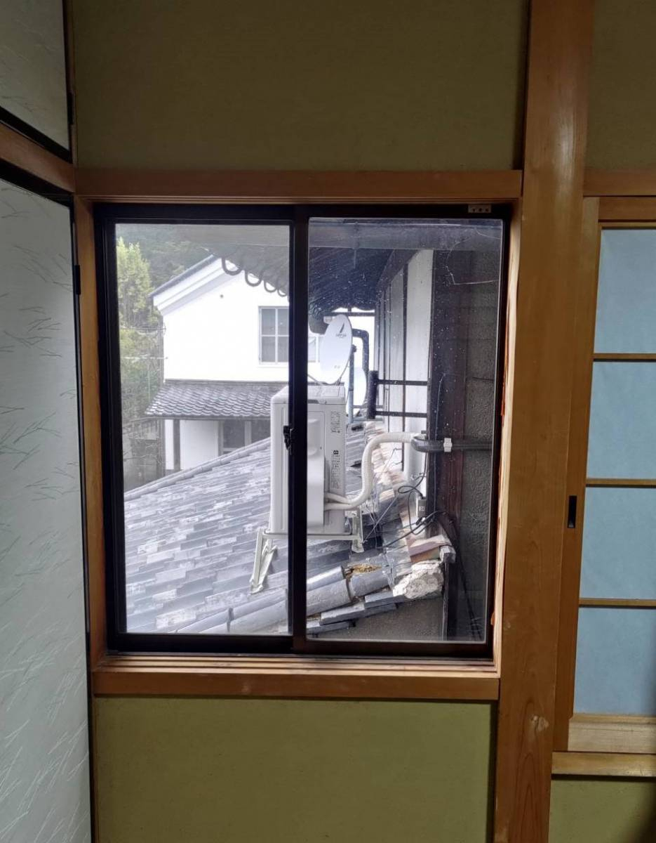 ECO plus so-yu-のキッチンと洗面室に内窓設置　すきま風をシャットダウン！の施工前の写真3