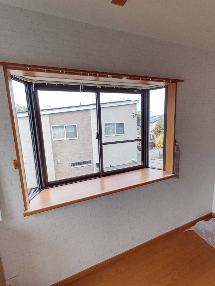 ECO plus so-yu-の洋室の出窓に 内窓インプラス設置（夏の西日対策・冬の結露対策を）の施工前の写真1