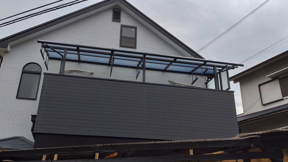 ECO plus so-yu-の波板テラス→フラットテラス ポリカ屋根に取替（ベランダの改修工事＋防水工事）の施工後の写真1