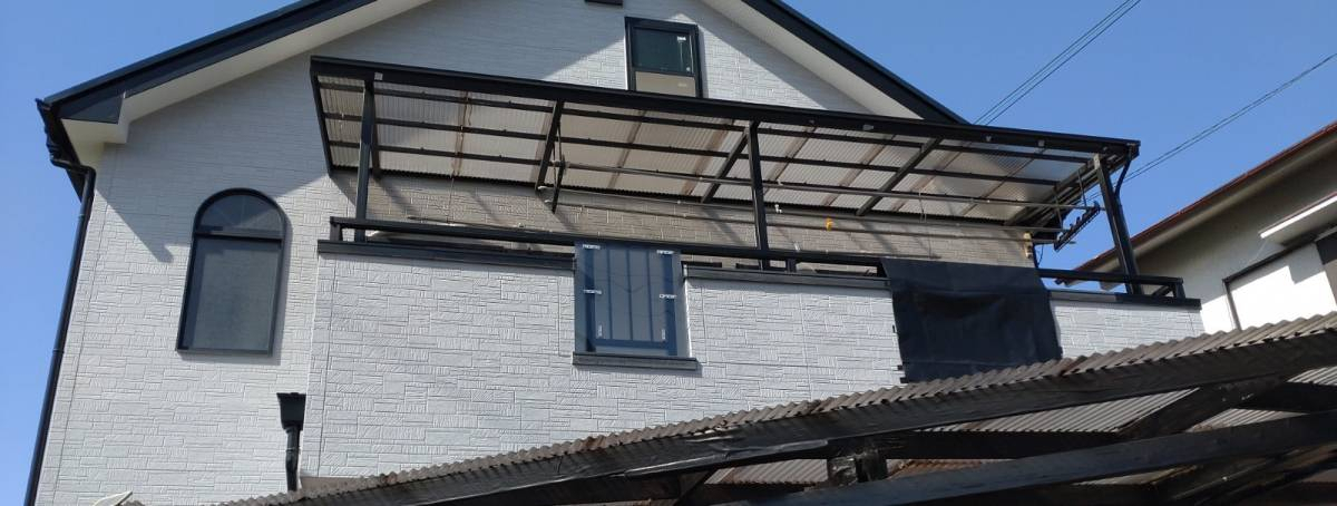 ECO plus so-yu-の波板テラス→フラットテラス ポリカ屋根に取替（ベランダの改修工事＋防水工事）の施工前の写真1