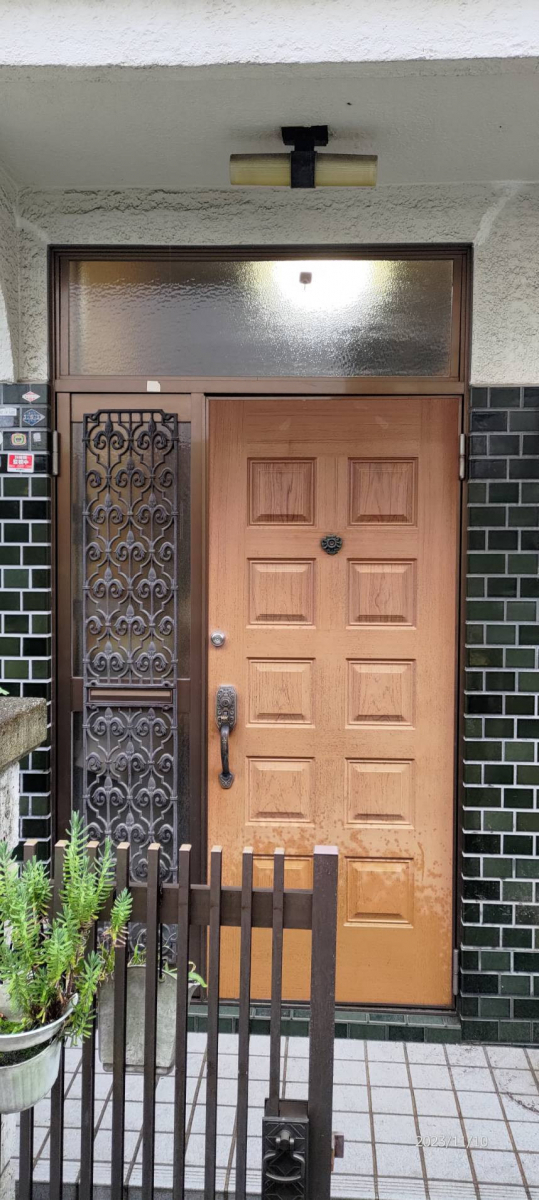 ECO plus so-yu-の鍵が掛けにくくなった玄関 リシェントドアで取替！の施工前の写真1