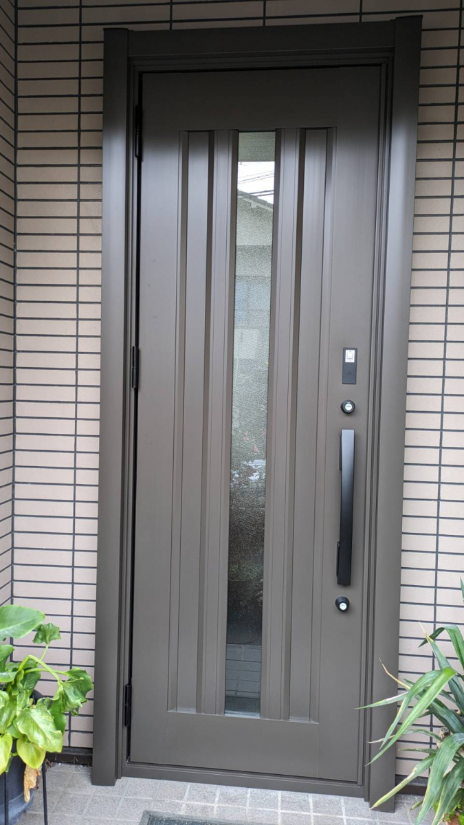 ECO plus so-yu-のカバー工法の玄関ドア＋カ－ドキ－でラクラク施解錠の施工後の写真1
