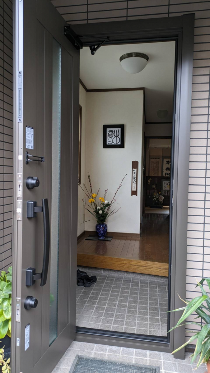 ECO plus so-yu-のカバー工法の玄関ドア＋カ－ドキ－でラクラク施解錠の施工後の写真2