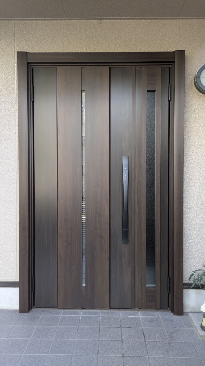 ECO plus so-yu-の【枚方市】玄関ドアも1日で簡単リフォーム！　スタイリッシュなドアに早変わり！の施工後の写真1