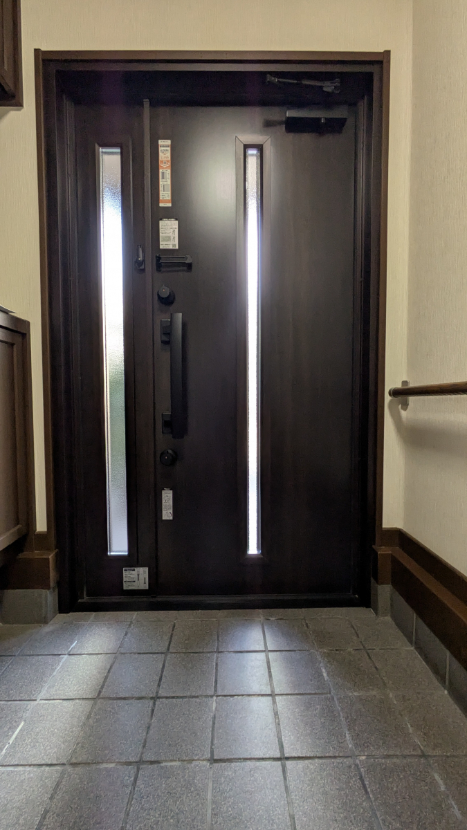 ECO plus so-yu-の【枚方市】玄関ドアも1日で簡単リフォーム！　スタイリッシュなドアに早変わり！の施工後の写真2