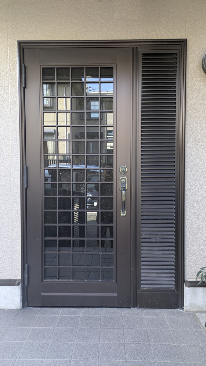 ECO plus so-yu-の【枚方市】玄関ドアも1日で簡単リフォーム！　スタイリッシュなドアに早変わり！の施工前の写真1