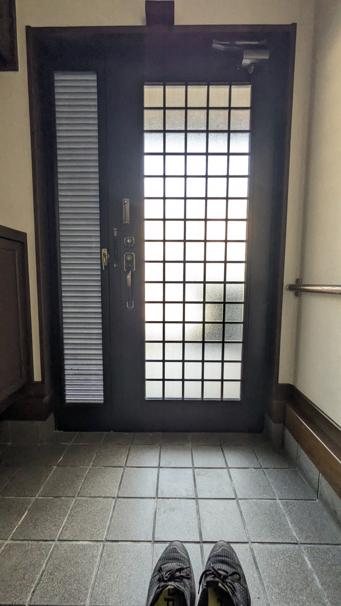 ECO plus so-yu-の【枚方市】玄関ドアも1日で簡単リフォーム！　スタイリッシュなドアに早変わり！の施工前の写真2