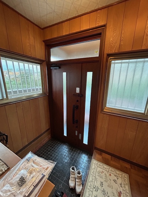 ECO plus so-yu-の【交野市】玄関の印象が一気にアップ！　カバー工法で見違える美しさに。の施工後の写真2