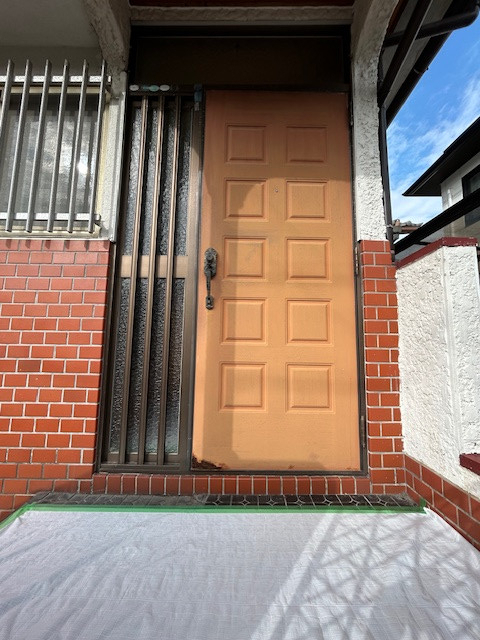 ECO plus so-yu-の【交野市】玄関の印象が一気にアップ！　カバー工法で見違える美しさに。の施工前の写真1