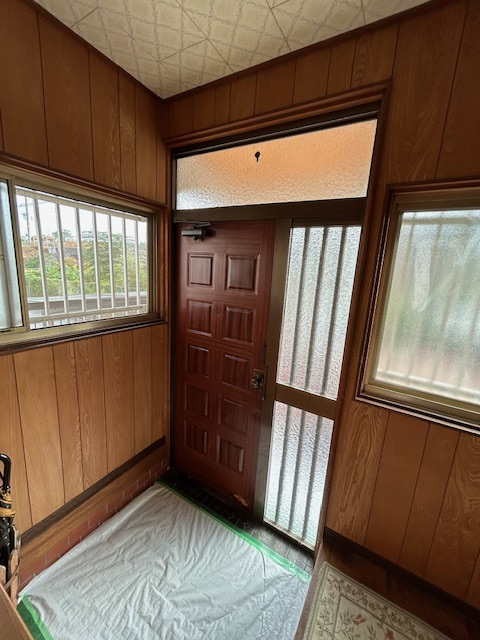 ECO plus so-yu-の【交野市】玄関の印象が一気にアップ！　カバー工法で見違える美しさに。の施工前の写真2