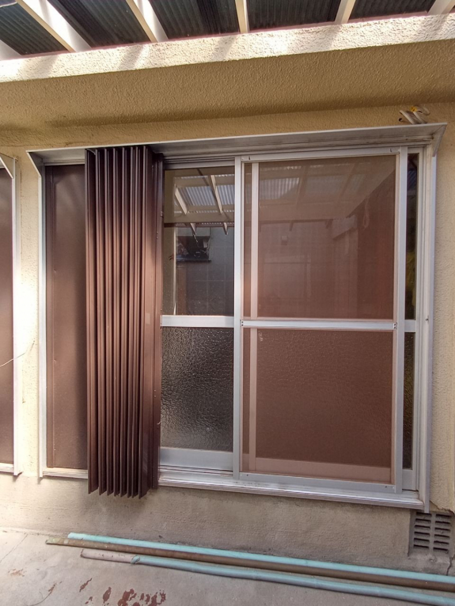 ECO plus so-yu-の【交野市】横引きシャッターを電動シャッターに取替!便利で安心な暮らしにの施工前の写真2