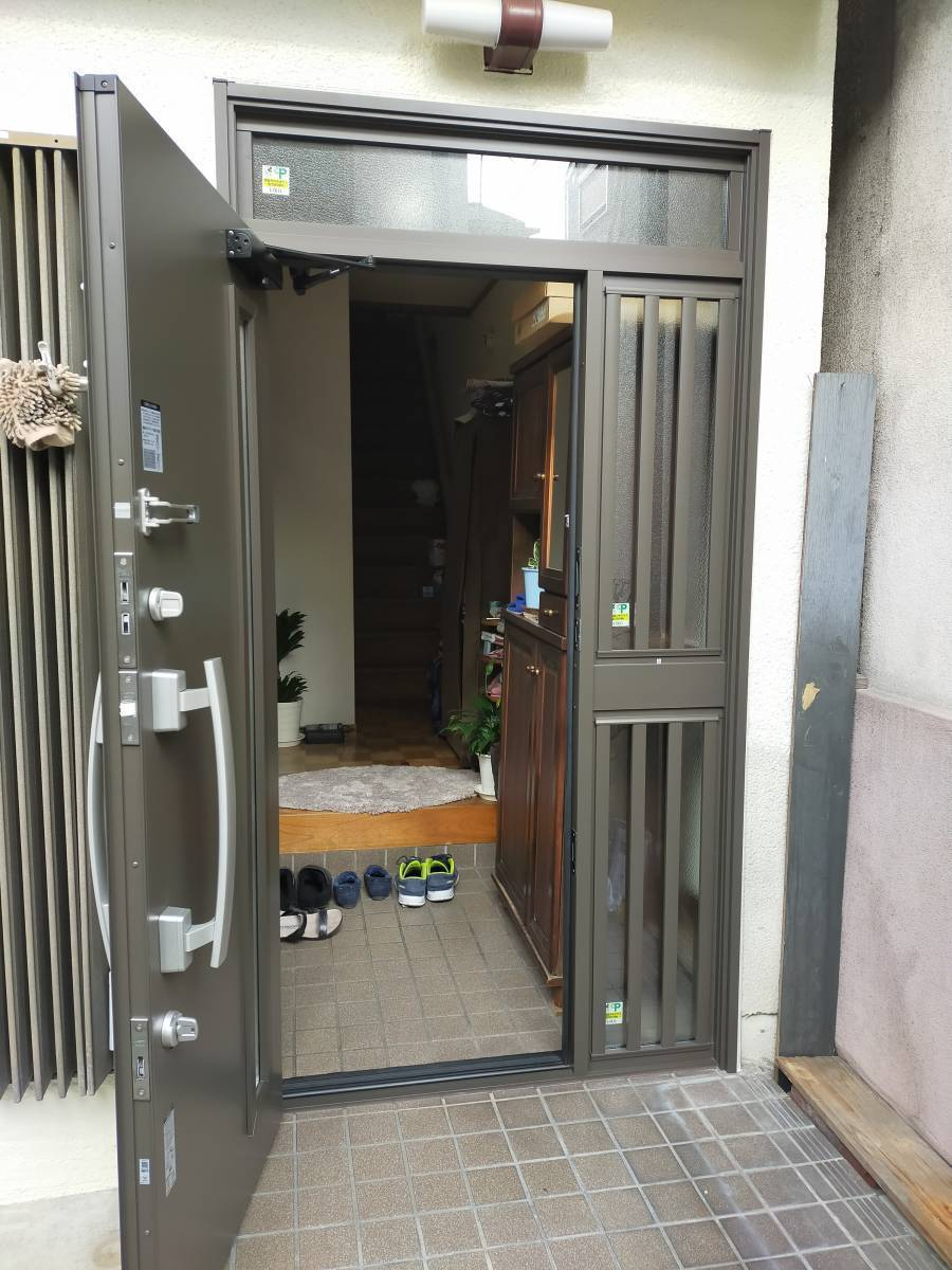 ECO plus so-yu-の古くなった玄関引戸　ランマ付き片袖飾りのドアに！の施工後の写真2