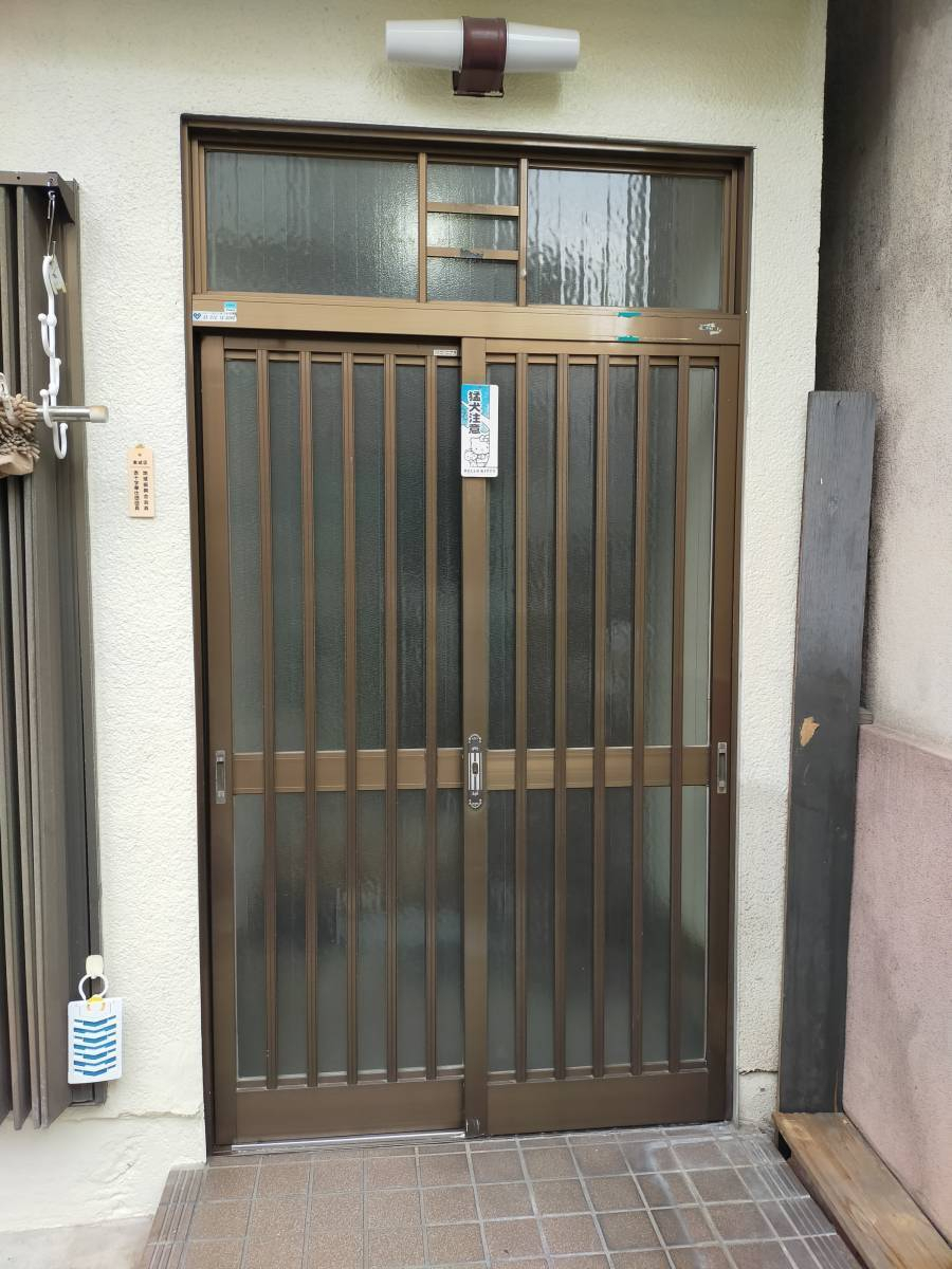 ECO plus so-yu-の古くなった玄関引戸　ランマ付き片袖飾りのドアに！の施工前の写真1