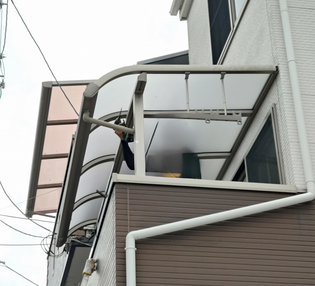 ECO plus so-yu-の【高槻市】バルコニ－囲い工事で雨・風・花粉対策！快適なサンルーム空間への施工後の写真1