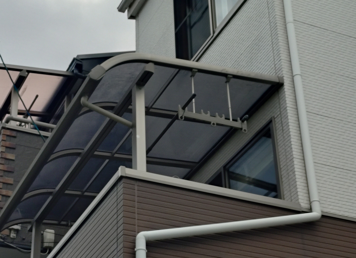 ECO plus so-yu-の【高槻市】バルコニ－囲い工事で雨・風・花粉対策！快適なサンルーム空間への施工前の写真2