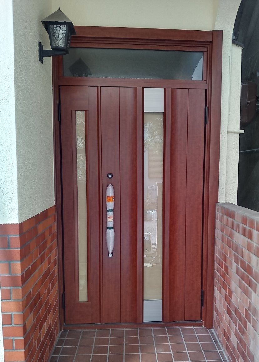 ECO plus so-yu-の【枚方市】築25年の玄関ドアを一新！明るくモダンな玄関にの施工後の写真1