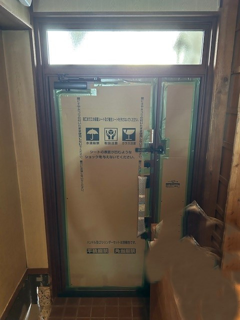 ECO plus so-yu-の【枚方市】築25年の玄関ドアを一新！明るくモダンな玄関にの施工後の写真2