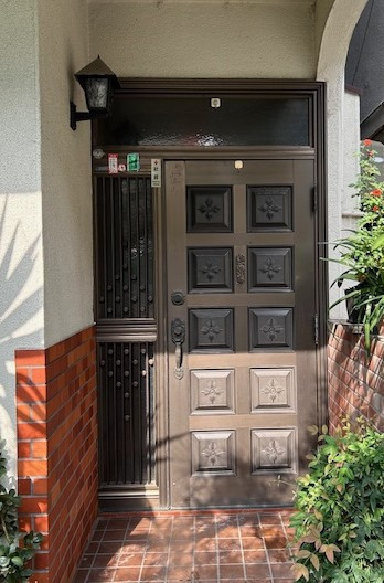 ECO plus so-yu-の【枚方市】築25年の玄関ドアを一新！明るくモダンな玄関にの施工前の写真1
