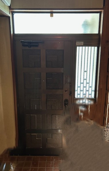 ECO plus so-yu-の【枚方市】築25年の玄関ドアを一新！明るくモダンな玄関にの施工前の写真2